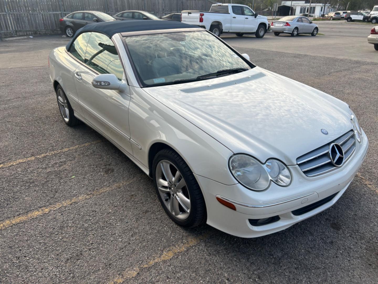 2007 White Mercedes-Benz CLK-Class (WDBTK56F07T) , located at 1687 Business 35 S, New Braunfels, TX, 78130, (830) 625-7159, 29.655487, -98.051491 - Photo#3